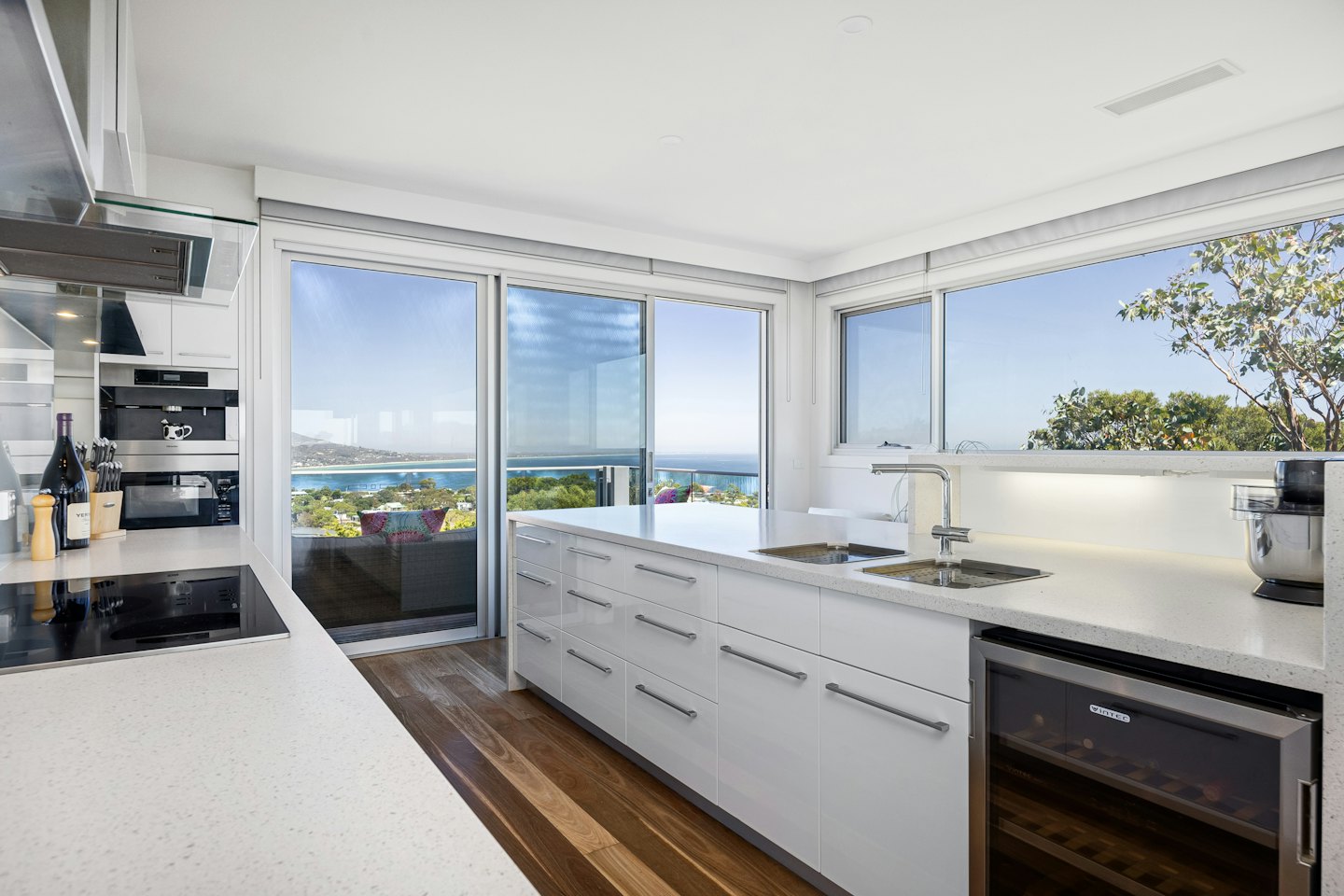 Cucina moderna con elettrodomestici e vista sulla baia.