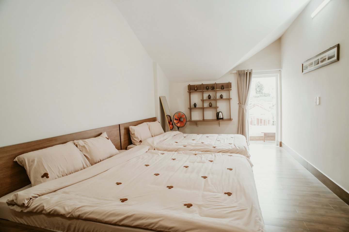 Due letti singoli con biancheria da letto fantasia in una luminosa camera da letto.